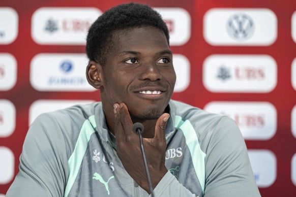 Spieler Breel Embolo von der Schweizer Fussball Nationalmannschaft spricht an einer Medienkonferenz beim WM26 Pre-Camp, am Samstag, 30. Mai 2026, im kybunpark in St. Gallen. (KEYSTONE/Peter Schneider)