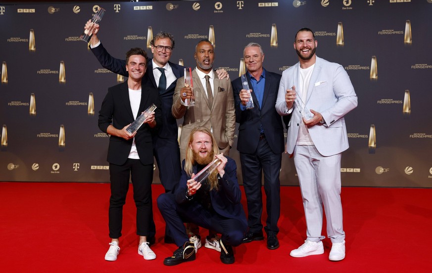 Moderator Patrick Esume 3.v.r. und Team bei der Deutsche Fernsehpreis 2022 - Die TV-Highlights des Jahres in den MMC-Studios in Ossendorf. K