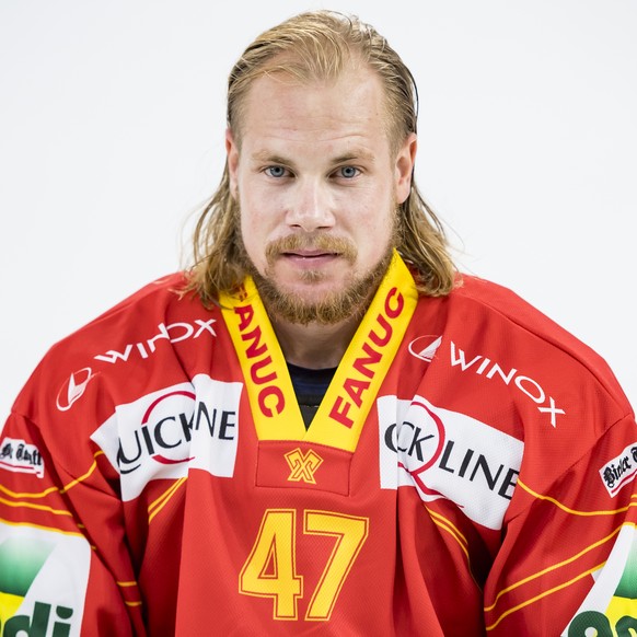 Marco Maurer le joueur de hockey du EHC Biel-Bienne pose pour le photographe ce mercredi 15 aout 2018 a Bienne. (KEYSTONE/Jean-Christophe Bott)