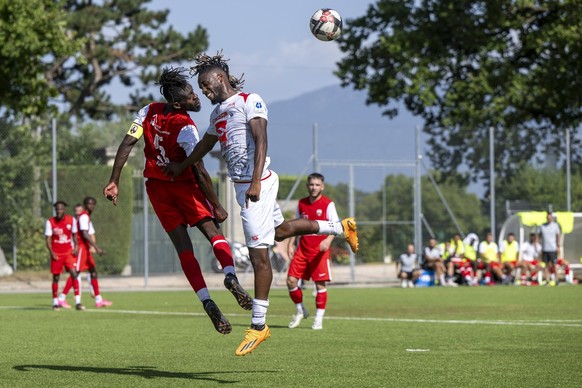 Le joueur du Grand-Saconnex Arnaud Kanda, gauche, lutte pour le ballon avec l&#039;attaquant du SLO Charles Abi, droite, lors de la rencontre de football du 1er tour 1/32 de finale de la Coupe Suisse  ...