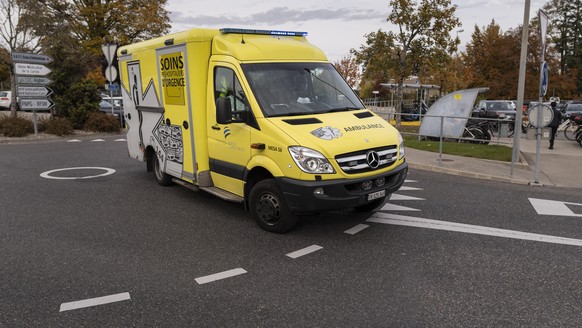 Eine Ambulanz verlaesst den Parkplatz des Freiburger Spitals (HFR), am Donnerstag, 22. Oktober 2020 in Freiburg. Die Leitung des Spitals informierte kurz vorher ueber die Situation rund um die sich sc ...
