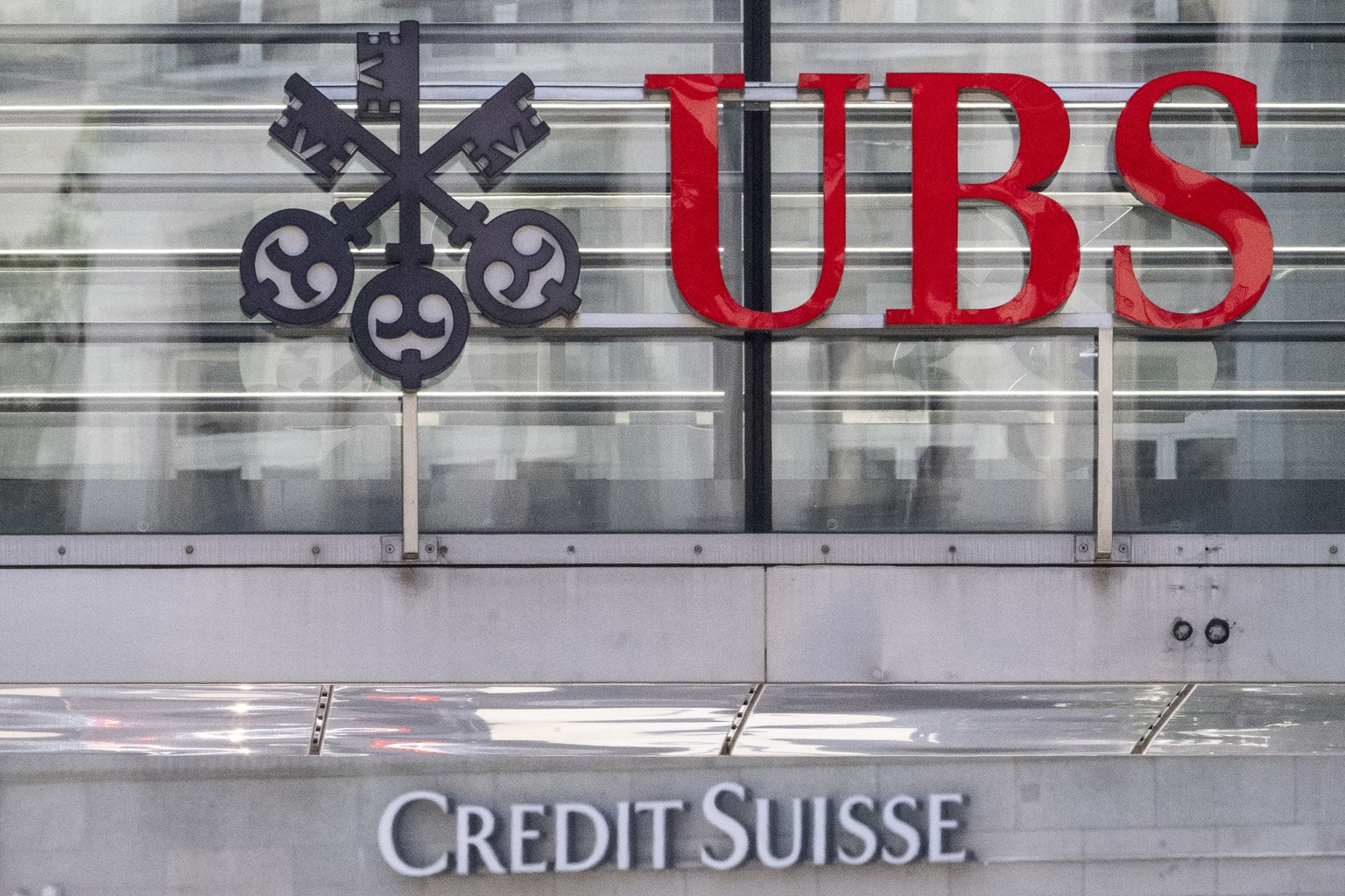 Die beiden Logos der Banken UBS und Credit Suisse, aufgenommen am Montag, 12. Juni 2023 in Zuerich. Heute verkuendete die nunmehr einzige Schweizer Grossbank in einem offenen Brief: Die Uebernahme der ...
