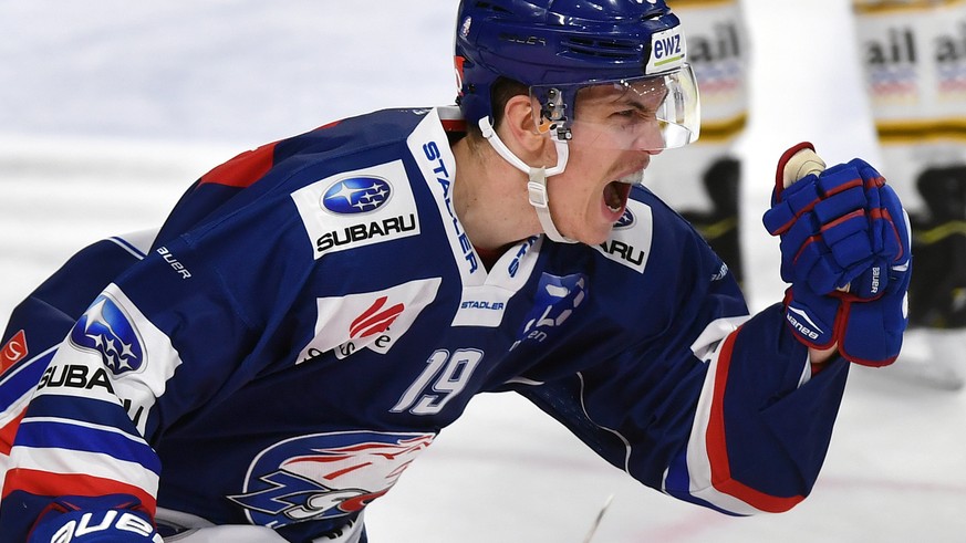 Der Zuercher Reto Schaeppi jubelt nach dem 1-0 der Lions im dritten Eishockey Playoff-Viertelfinalspiel der National League A zwischen den ZSC Lions und dem HC Lugano, am Donnerstag, 9. Maerz 2017, im ...