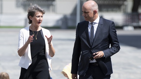 Bundespraesidentin Simonetta Sommaruga, links, und Bundesrat Alain Berset erscheinen zu einer Medienkonferenz zu weiteren Massnahmen waehrend der Covid-19 Pandemie, am Mittwoch, 12. August 2020, in Be ...