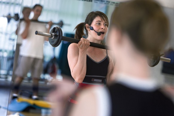 Die Fitnessinstruktorin Daniela Heim zeigt am 27. April 2006 im Fitnessstudio NordFit in Zuerich-Oerlikon, beim Aerobic die Uebungen mit der Hantel vor. (KEYSTONE/Gaetan Bally) === , ===