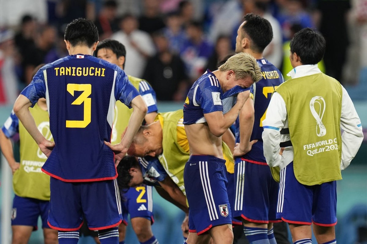 AL WAKRAH, QATAR - DECEMBER 05: Players of Japan show dejection after the FIFA World Cup Qatar 2022 Round of 16 match between Japan and Croatia at Al Janoub Stadium on December 5, 2022 in Al Wakrah, Q ...
