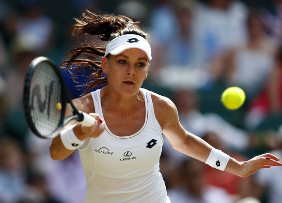 epa06076210 Agnieszka Radwanska of Poland returns to Timea Bacsinszky of Switzerland in their third round match during the Wimbledon Championships at the All England Lawn Tennis Club, in London, Brita ...