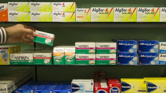 THEMENBILD ZUR MK APOTHEKER UND PHARMAINDUSTRIE ZU "NACHHALTIGER VERSORGUNG UND PATIENTENSICHERHEIT, AM MITTWOCH, 19. SEPTEMBER 2018 ---- Sicht auf ein Medikamentenregal in einer Apotheke, am Don ...