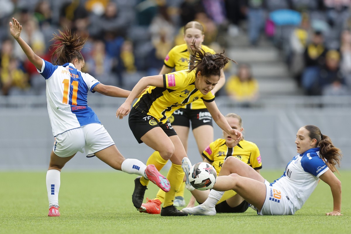 Dalila Ippolito (GC), Laura Frey (YB), und Janina Egli (GC), von links, in Aktion im Fussball Spiel der Women's Super League zwischen dem BSC Young Boys Frauen und dem Grasshopper Club Zuerich, a ...