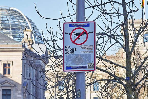 Berlin, Deutschland, 04.03.2026: Ein Schild vor dem Deutschen Bundestag weist auf das Drohnen-Verbot hin *** Berlin, Germany, 04 03 2026 A sign in front of the German Bundestag points out the drone ba ...