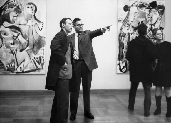 Der Direktor des Kunstmuseums Franz Meyer, rechts, erklaert dem Basler Regierungsrat Lukas Burckhardt, links, die Gemaelde von Picasso in der Ausstellung des Museums am 8. Januar 1967. Hinten links si ...