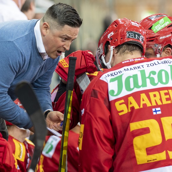 Tigers Head Coach Jason O&#039;Leary, links, gibt Anweisungen waehrend eines Vorbereitungsspiel zwischen den SCL Tigers und dem HC Genf-Servette am Donnerstag 2. September 2021, im Ilfisstadion in Lan ...