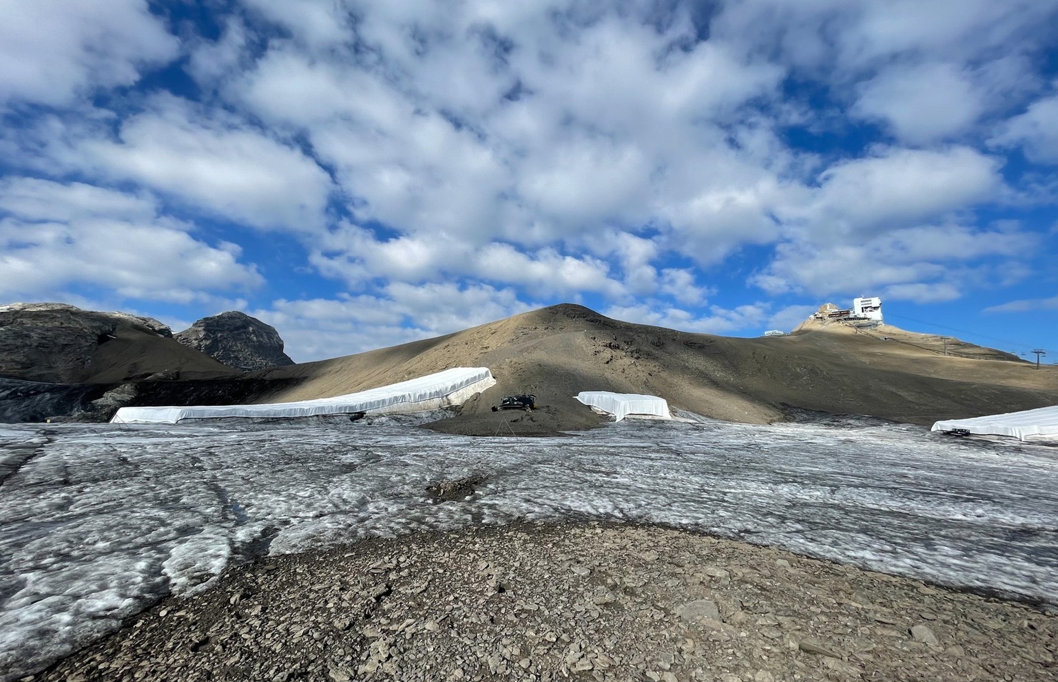 Dieses kleine Stück auf dem Col de Zanfleuron verbindet die beiden Gletscher noch. Was es mit den Blachen auf sich hat, erfährst du in der Infobox.