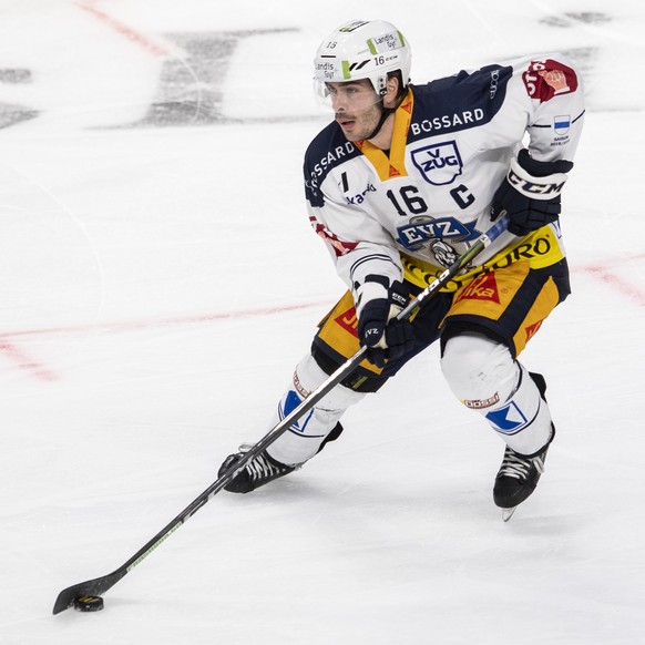 Zugs Raphael Diaz spielt den Puck im Eishockeyspiel der National League zwischen den ZSC Lions und dem EV Zug am Dienstag, 13. November 2018, im Zuercher Hallenstadion. (KEYSTONE/Ennio Leanza)