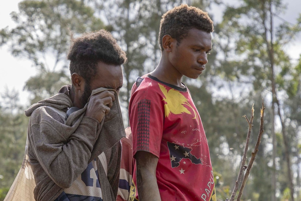 Des villageois recherchent des disparus dans un glissement de terrain dans le village de Yambali, dans les Hautes Terres de Papouasie-Nouvelle-Guinée, le lundi 27 mai 2024.