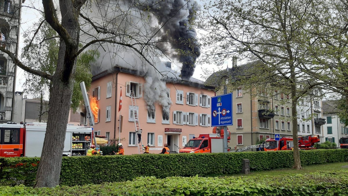 Feuerwehrleute bekaempfen einen Brand, am Sonntag, 26. April 2020, in St. Gallen. Im Dachstock eines ehemaligen Hotels in St. Gallen ist am Sonntagmorgen ein Brand ausgebrochen. Die Feuerwehr steht mi ...