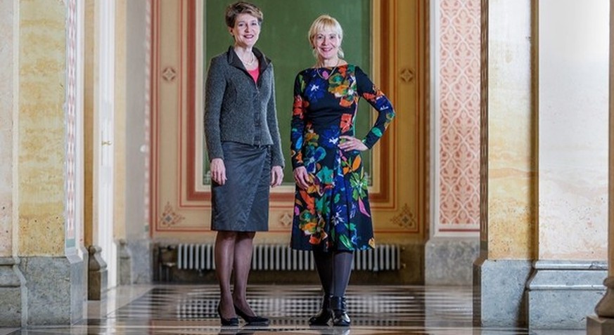 Noch-Bundespräsidentin Simonetta Sommaruga empfängt Kulturredaktorin Sabine Altorfer (r.) in der beeindruckenden Halle des Bundeshauses West in Bern.