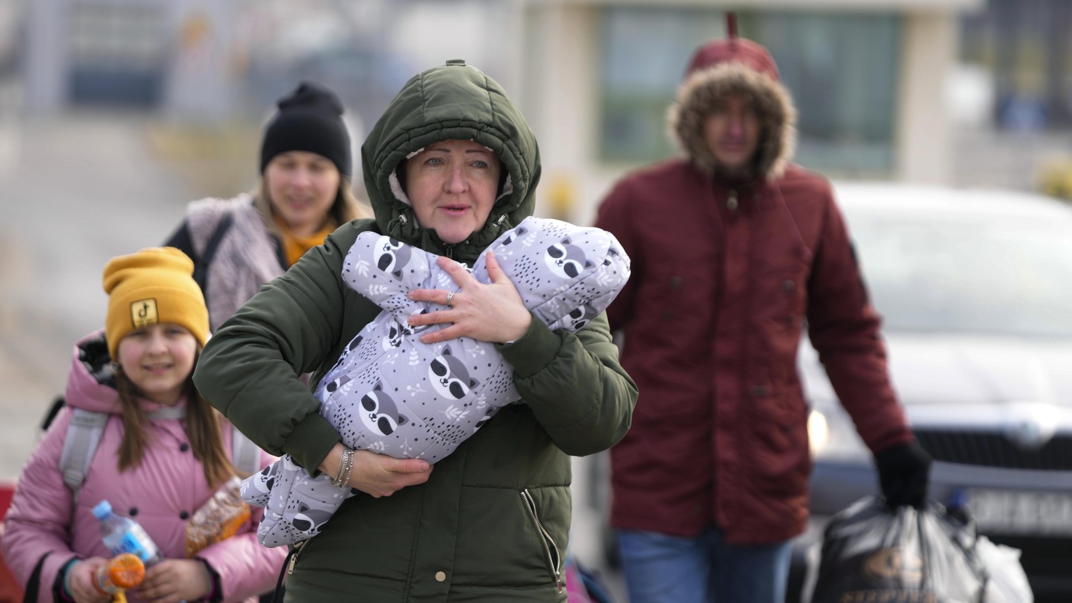 CAPTION CORRECTS DATE A family arrive at the border crossing in Medyka, Poland, Wednesday, March 2, 2022, after fleeing from the Ukraine. The U.N. refugee agency said Tuesday that around 660,000 peopl ...