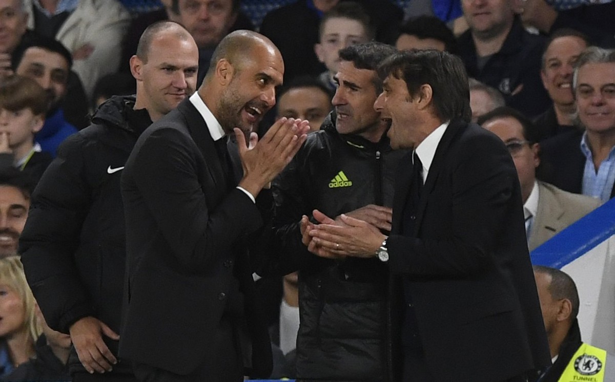 epa05891039 Chelsea's manager Antonio Conte (R) and Manchester City's manager Pep Guardiola (2-L) react during the English Premier League soccer match between Chelsea FC and Manchester City  ...
