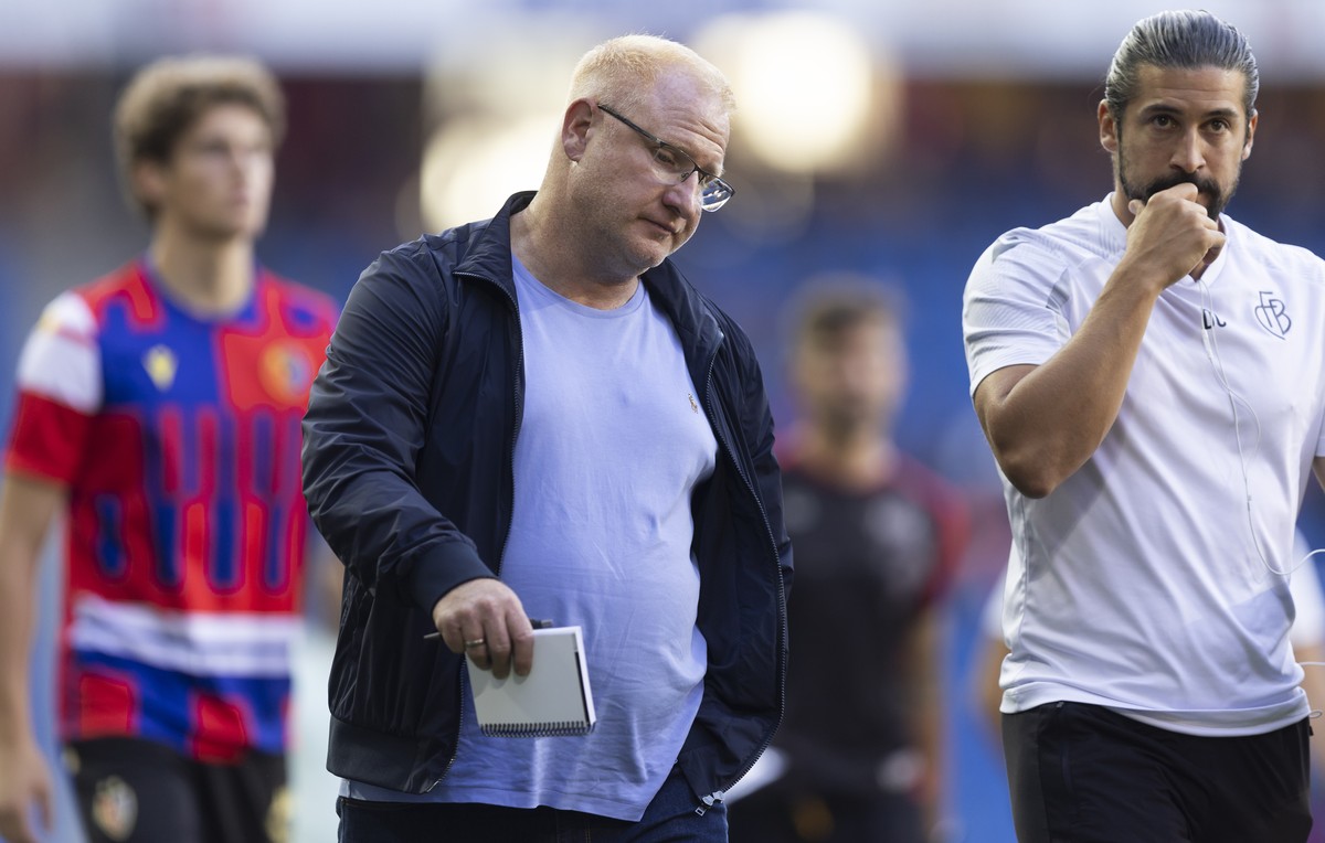 Basels Trainer Heiko Vogel, links, und Assistenztrainer Davide Calla gehen waehrend der Halbzeitpause in die Kabine im Super League Spiel zwischen dem FC Basel 1893 und dem FC Stade Lausanne Ouchy, SL ...