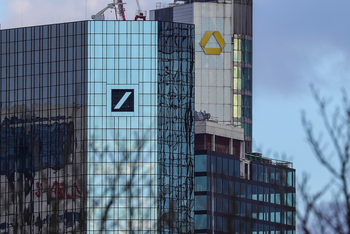 epa07447136 An outside view of the Deutsche Bank (L) and the Commerzbank headquarters in Frankfurt am Main, Germany, 18 March 2019. Germany's two biggest lenders Deutsche Bank and Commerzbank hav ...