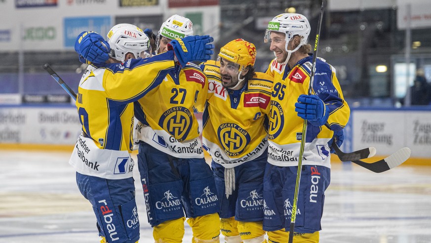 Die Davoser mit Magnus Nygren, Andres Ambuehl und Jesse Zgraggen, mitte, das 2:2 beim Eishockey Meisterschaftsspiel in der Qualifikation der National League zwischen dem EV Zug und dem HC Davos vom Di ...