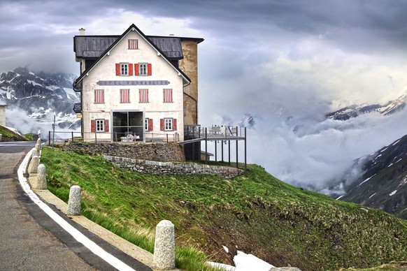 Das Hotel Furkablick steht direkt an der Passstrasse, die über die Furka führt.