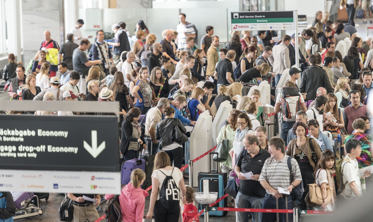 ANLAESSLICH DER BILANZ MEDIENKONFERENZ DER FLUGHAFEN ZUERICH AG AM DIENSTAG, DEM 17. MAERZ 2015, STELLEN WIR IHNEN FOLGENDES ARCHIVBILD ZUR VERFUEGUNG - Passengers queue in the check-in hall 1 at Zuri ...