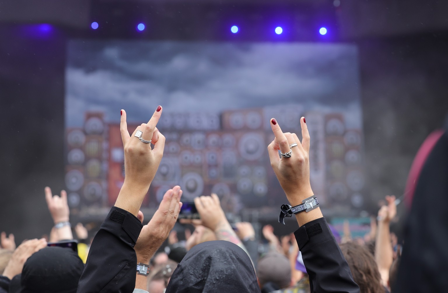 02.08.2023, Schleswig-Holstein, Wacken: Metal-Fans feiern nach der