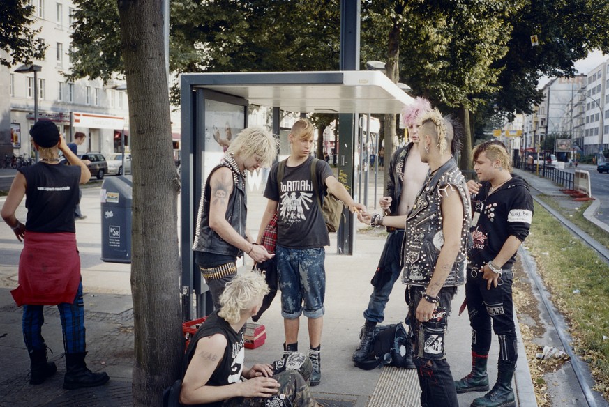 Hier warten die britischen Punks auf eine ganz normale Berliner Strassenbahn.