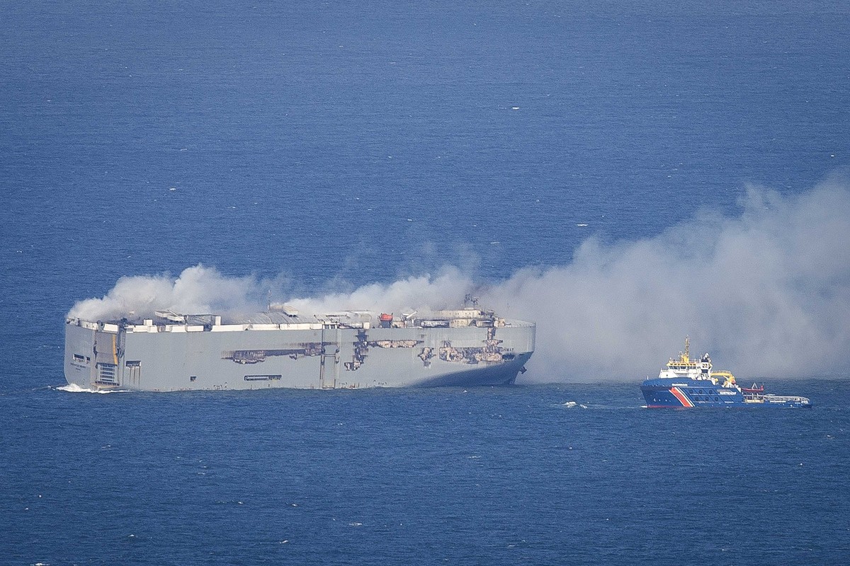 epa10770010 The cargo ship Fremantle Highway is on fire in the North Sea north of Ameland, the Netherlands, 26 July 2023. A fire broke out overnight on 26 July on the Fremantle Highway, a freighter wi ...