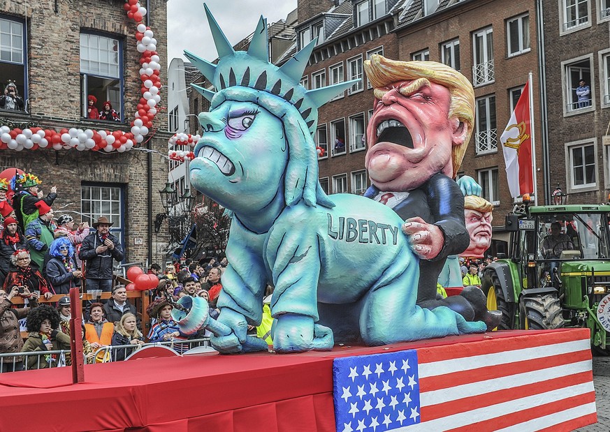 Rosenmotagszug in D�sseldorf *** NUR F�R REDAKTIONELLE ZWECKE *** EDITORIAL USE ONLY ***Karnevalswagen des D�sseldorfer K�nstlers Jaques Tilly fahren am Rosenmontag,27.02.2017, am D�sseldorfer Rathaus ...