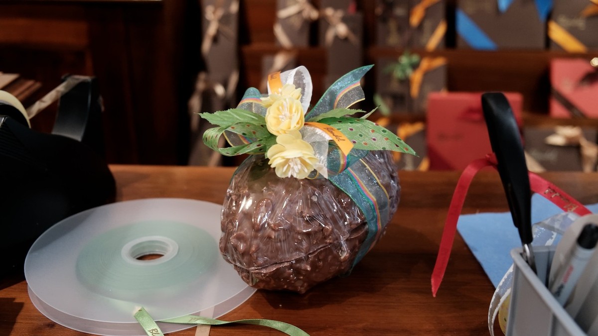 Watson est allé visiter la chocolaterie Blondel, à Lausanne, pour voir comment ils se préparaient pour Pâques.