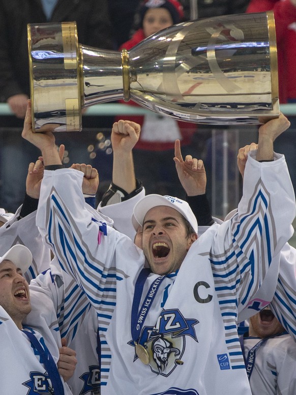 EV Zug Verteidiger Raphael Diaz stemmt den Pokal in die Hoehe nach dem Sieg im Final des Swiss Ice Hockey Cups 2018/19 zwischen den SC Rapperswil-Jona Lakers und dem EV Zug am Sonntag, 3. Februar 2019 ...