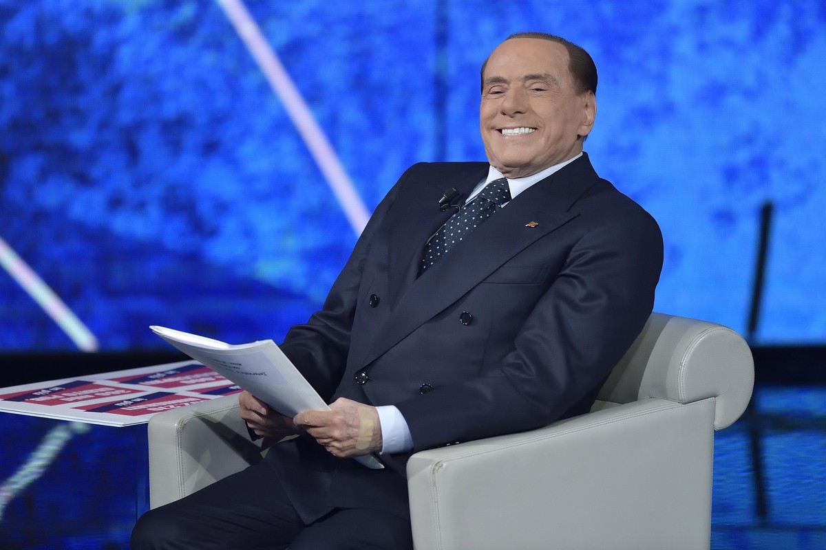 epa06540757 Italian former Prime Minister and Forza Italia (FI) leader, Silvio Berlusconi, attends the Rai program 'Che tempo che fa' hosted by Fabio Fazio in Milan, Italy, 18 February 2018. ...