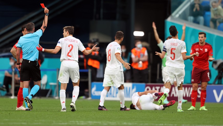 epa09318502 English referee Michael Oliver (L) shows the red card to Remo Freuler of Switzerland (R) during the UEFA EURO 2020 quarter final match between Switzerland and Spain in St.Petersburg, Russi ...