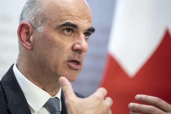 Bundesrat Alain Berset spricht an einer Medienkonferenz, am Donnerstag, 26. November 2020, in Bern. (KEYSTONE/Peter Schneider)