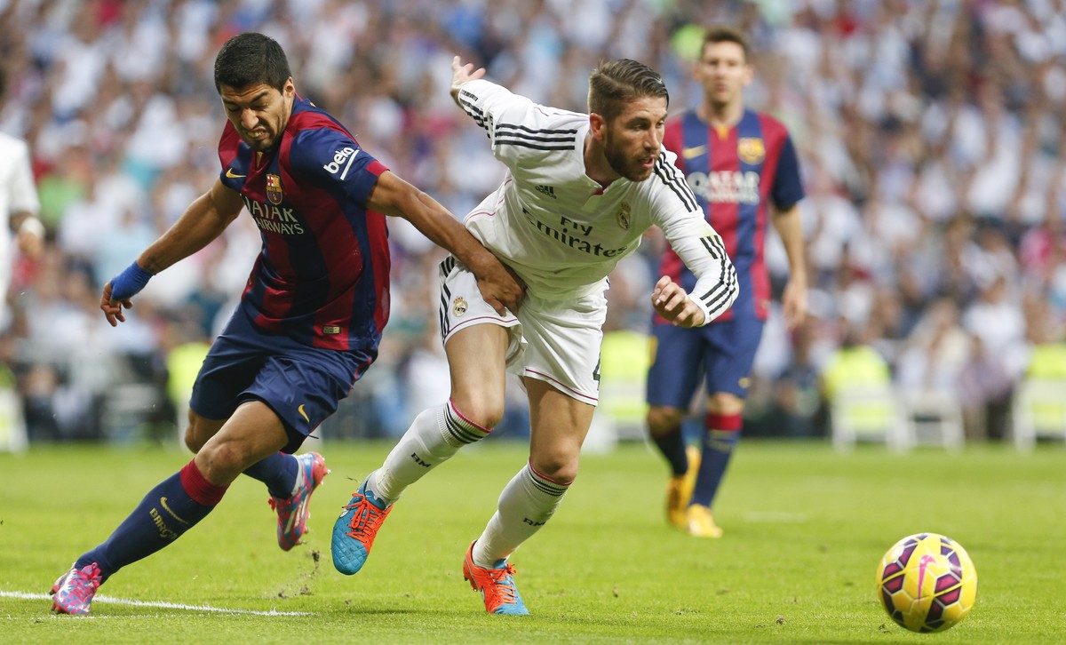 Kein Biss, aber ein Griff an eine heikle Stelle von Sergio Ramos: Comebacker Luis Suarez.