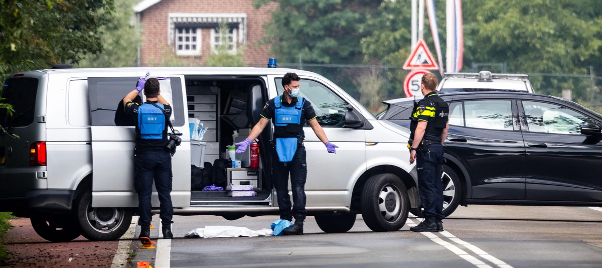 epa13204085 Police officers and forensic investigators work at the scene of a shooting along the Ewijkseweg in Overasselt, province of Gelderland, the Netherlands, 01 September 2026. One person died a ...