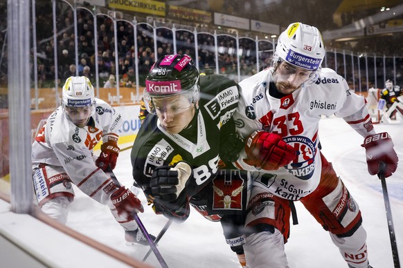 Valentin Hofer (SCRJ), rechts, checkt Thierry Schild (SCB) in die Bande im Hinspiel der zweiten Play-In-Serie der National League zwischen dem SC Bern und SC Rapperswil-Jona Lakers, am Montag, 16. Mae ...