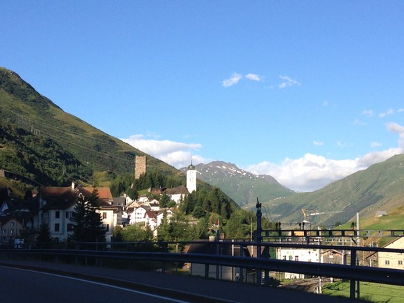 Früher Morgen in Hospental. Hier steigt die Strasse richtig an zum Gotthard hoch.