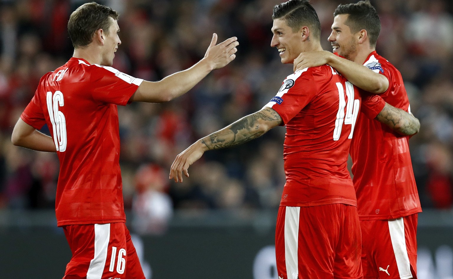 epa06251069 Switzerland&#039;s Steven Zuber (C) celebrates with teammates Fabian Frei (L) and Remo Freuler during the 2018 FIFA World Cup Group B qualification soccer match between Switzerland and Hun ...