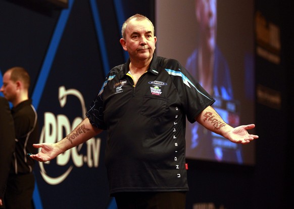 epa04546868 Phil Taylor of England reacts during the PDC World darts final against Scotland&#039;s Gary Anderson at the Alexandra Palace in London, Britain, 04 January 2015. EPA/SEAN DEMPSEY