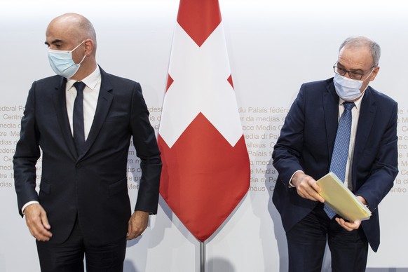 Bundespraesident Guy Parmelin, rechts, und Bundesrat Alain Berset aeussern sich an einer Medienkonferenz zu Covid 19 Massnahmen, am Mittwoch, 12. Mai 2021, in Bern. (KEYSTONE/Peter Schneider)
