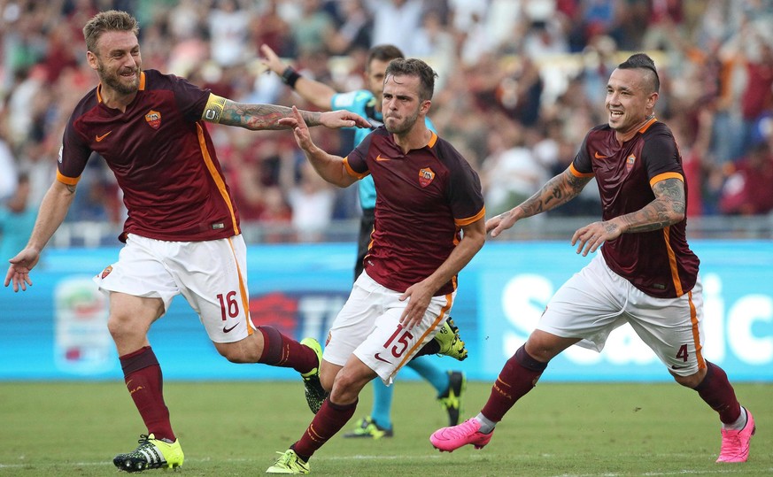 Pjanic (m.) bejubelt mit De Rossi (l.) und Nainggolan seinen Freistosstreffer.