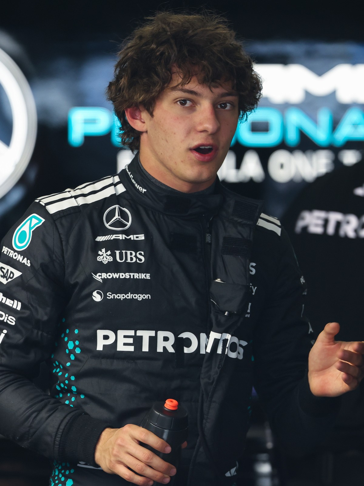epa11977705 Mercedes driver Andrea Kimi Antonelli (C) of Italy talks with a teammate in the pits after the Practice Session for the Formula 1 Chinese Grand Prix, at the Shanghai International Circuit  ...