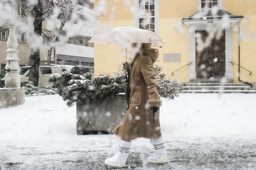 Eine Frau laeuft durch die verschneiten Strassen am Freitag, 2. Maerz 2018 in Zuerich. (KEYSTONE/Ennio Leanza)