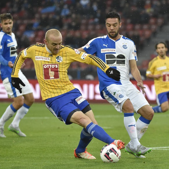 17.10.2015; Zuerich; Fussball Super League - Grasshopper Club Zuerich - FC Luzern; 
Marco Schneuwly (FC Luzern, links) gegen Alexandre Barthe (GCZ).
(Martin Meienberger/freshfocus)