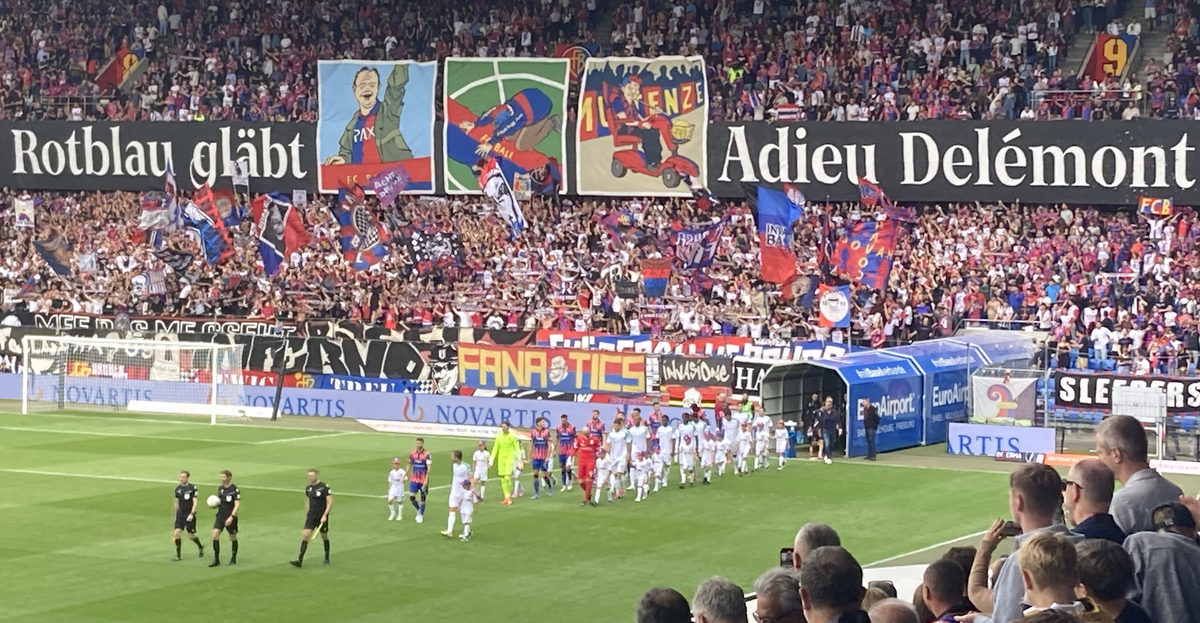 La banderole de la Muttenzerkurve en hommage à Francis Rossé, surnommé «Delémont». On peut y lire: «Une vie en rouge et bleu, Adieu Delémont». Au centre sont représentées plusieurs scènes représentant ...