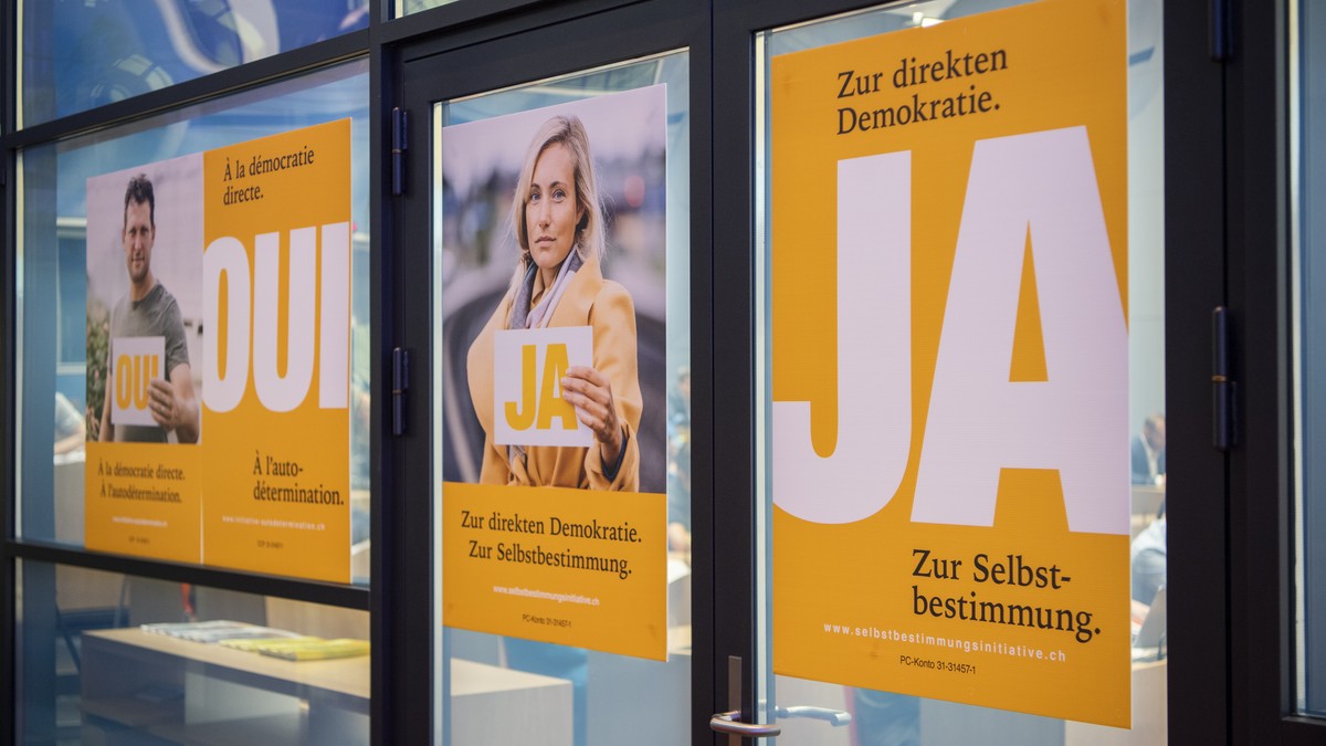 Plakate fotografiert waehrend einer Medienkonferenz des Komitees "Ja zur Selbstbestimmung", am Dienstag, 2. Oktober 2018 in Bern. (KEYSTONE/Anthony Anex)